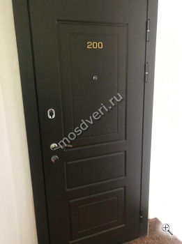 Входная металлическая дверь в квартиру с узором черного цвета - купить от производителя Мосдвери Входная металлическая дверь в квартиру с узором черного цвета